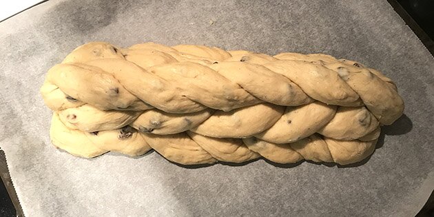Julebrødet er flettet og klar til at komme i ovnen