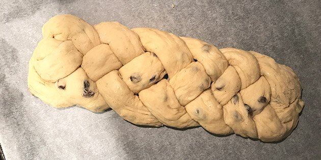 Det nederste lag er flettet med fire dejstykker