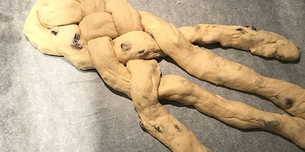 Dejen er nem at arbejde med, og det er heldigt, for brødet skal flettes