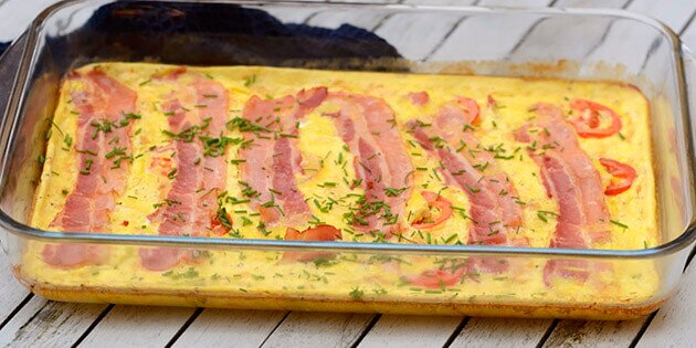 Kombinationen af bacon, æg, tomat og purløg fungerer perfekt.