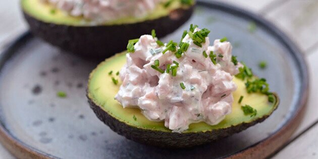 Halve avocadoer med skinkefyld smager virkelig godt.