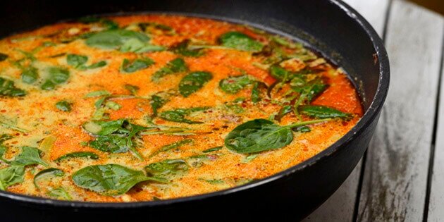 Karrysuppen er med kokosmælk og hakket oksekød er dejligt fyldig og mættende.