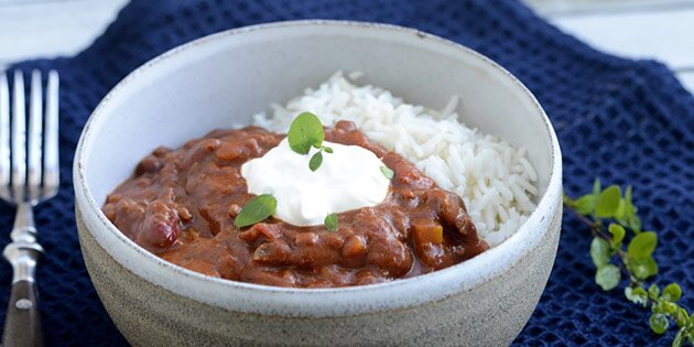 Servér den lækre mexicanske gryderet med f.eks. creme fraiche eller guacamole på toppen.