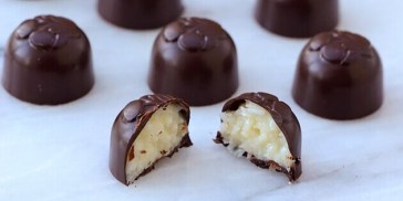 De lækreste fyldte chokolader med kokos, som gemmer sig under den sprøde skal af chokolade.