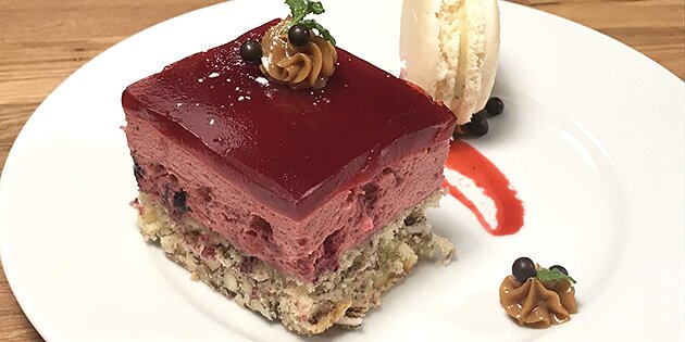 Nytårskagen kombinerer hvid chokolade, mandler og friske bær på perfekt vis