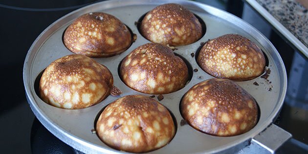 Æbleskiverne steges gyldne i lidt kokosolie