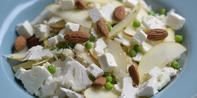 Et skønt miks af blomkål, æbler, mandler og feta.