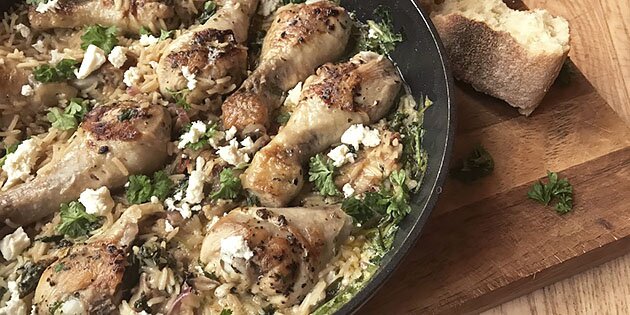 Den skønne omgang græske kylling med ris og flødesovs kan serveres med brød til.