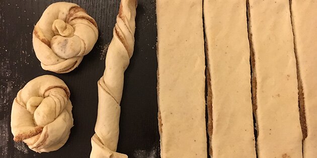 Skæres ud i strimler og snoes til kanelsnurrer.