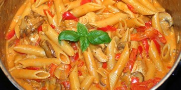 Skøn one pot pasta med kylling, grøntsager og fløde.