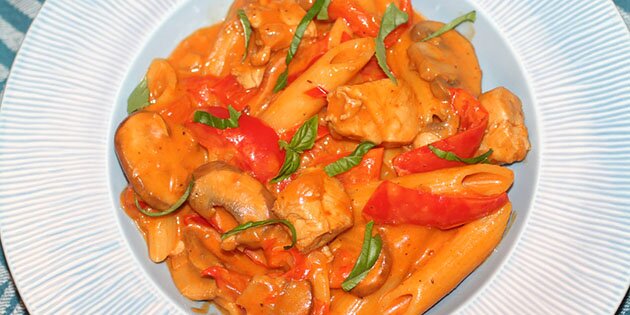 Friskhakket basilikum giver retten det sidste pift.