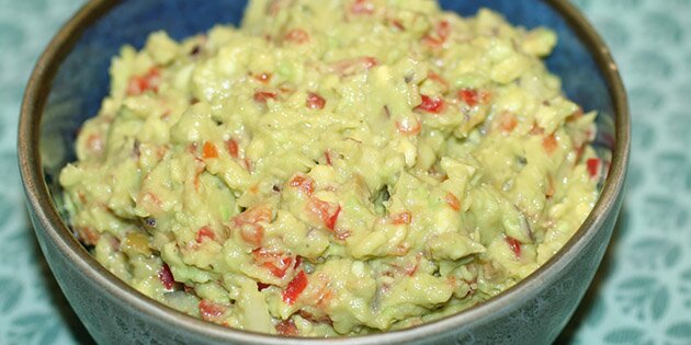 Dejlig grov guacamole med rød peber.