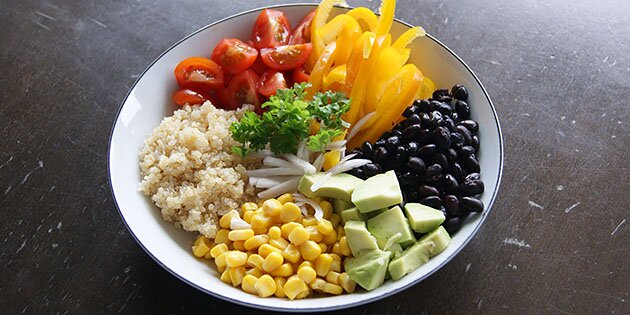 Bønner, quinoa og grøntsager før de blandes sammen.