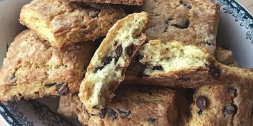 Dejlige bløde scones med sprød skorpe og masser af chokoladestykker