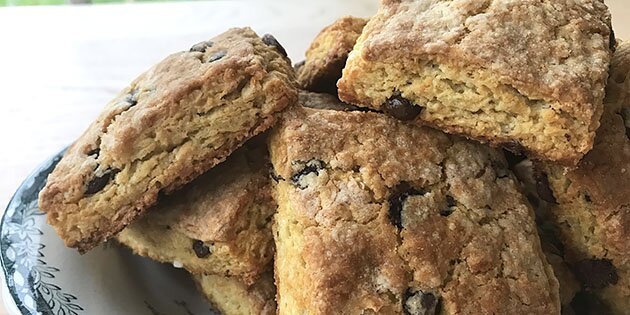 Scones med chokolade er en klassiker til engelsk afternoon tea