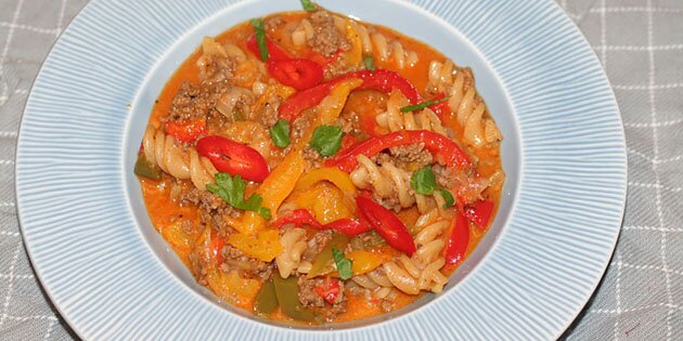 Den mexicansk inspirerede alt-i-en-gryderet er her serveret med lidt friskhakket koriander på toppen.