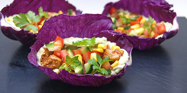 Kålwrapsene er lavet med rød spidskål, og de indeholder blandt andet en cremet guacamole