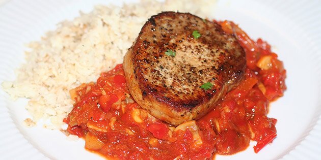 Her er retten serveret med blomkålsris.