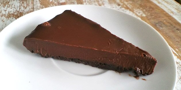 Den gode chokoladetærte kan serveres helt enkelt.