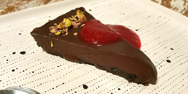 Men den kan også serveres med lidt hinbærcoulis og hakkede pistacienødder