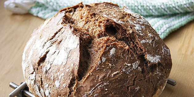 Brødet får en skøn mørk farve.
