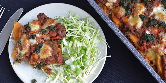 Server f.eks. lasagnen med en frisk salat til for et lækkert og mættende aftensmåltid.