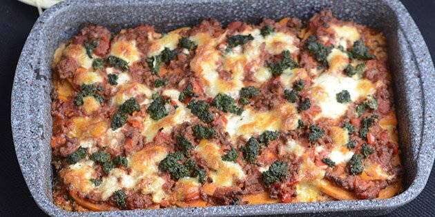 Den lækre lasagne med søde kartofler, grøntsager og hytteostsauce.