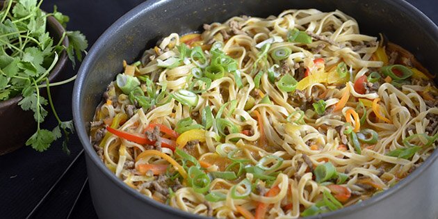 Det hele tilberedes i én gryde/pande, så man ikke skal koge nudlerne ved siden af.