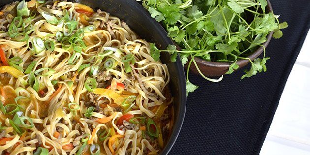 Nudlerne får masser af smag fra karrysovsen.