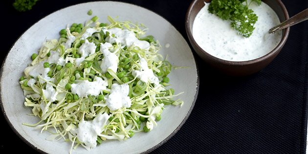 Servér f.eks. salaten med den skønne persilledressing ved siden af.