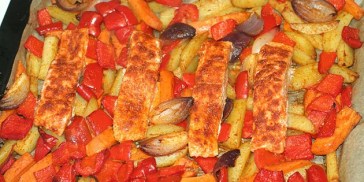 Både laksen og grøntsagerne tilberedes på samme plade i ovnen.