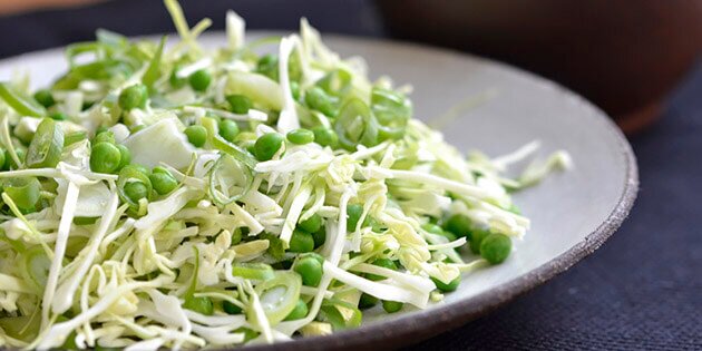 Den dejlige salat med spidskål og ærter strutter af friskhed.