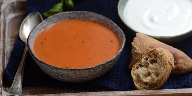 Den velsmagende bagte peberfrugtsuppe serveret med brød og hvidløgscreme til.