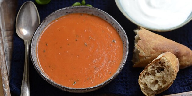 Suppen med de bagte peberfrugter får en flot farve og en intens smag.