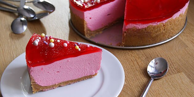 Dejlig hindbær cheesecake med kiksebund og hindbærgelé.
