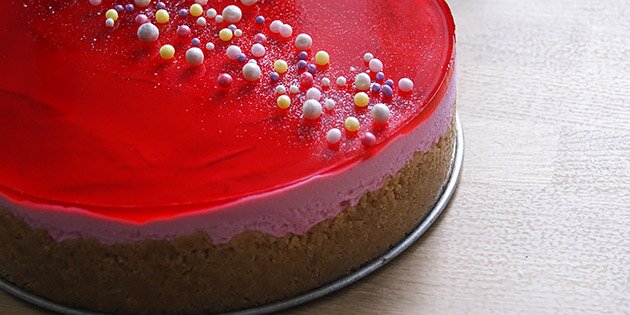 Kagen skal stå på køl, til den skal serveres.