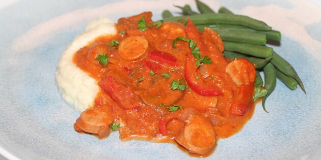 Her serveret med blomkåls/sellerimos og kogte bønner.