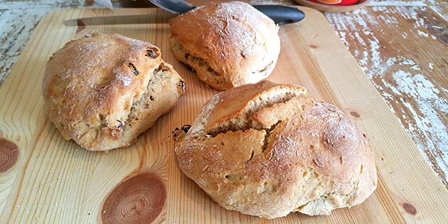 De skønne grove scones med rosiner og nødder smager ekstra godt helt nybagte.