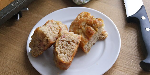 Skinkestrimler er med til at give ekstra smag og gøre brødet mere mættende