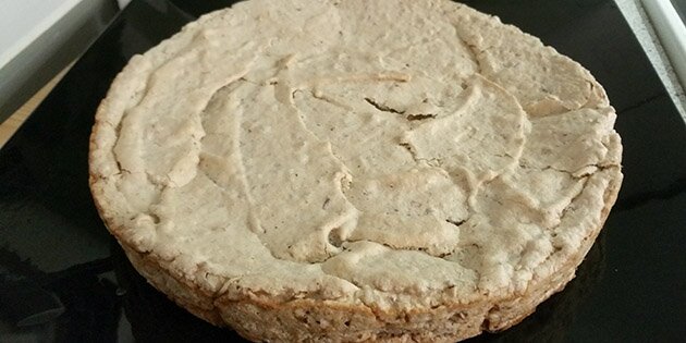 Den færdigbagte marengsbund klar til at blive toppet med creme.