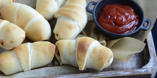 Pølsehornene er lavet med pizzadej, og så gemmer der sig lækker ketchup indeni.