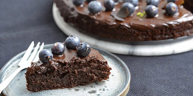 Kagen kan pyntes med den lækre chokoladeglasur, friske bær og skovsyrer.