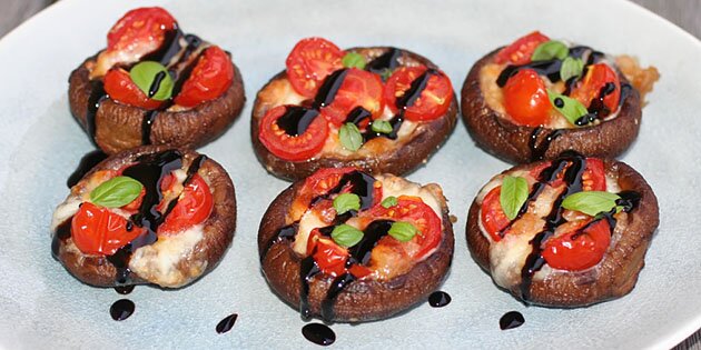 Italiensk-inspirerede portobellosvampe bagt med vegetarisk fyld af tomat og mozzarella.