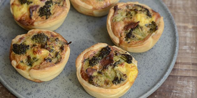 Små broccolitærter er perfekte at have i fryseren, når det skal gå stærkt.