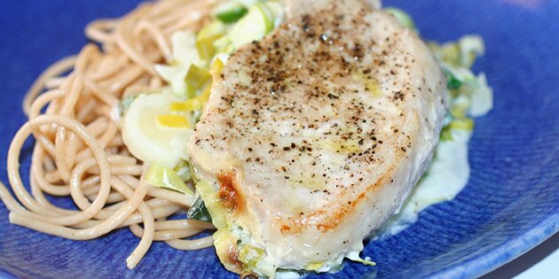 Her serveret med pasta.