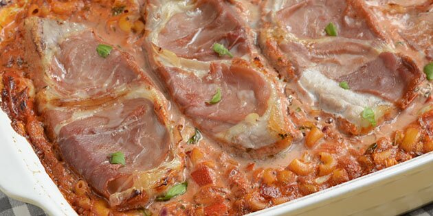 De lækre koteletter pakkes ind i delikat parmaskinke og puttes ned i saucen.