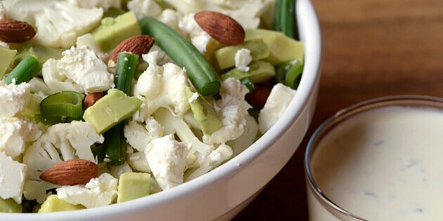 Den sprøde kombination af rå blomkål, ristede mandler og lynkogte bønner smager forrygende sammen med den cremede feta.