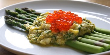 Ultra lækker og nem forret med blancherede grønne asparges toppet med æg og ørredrogn.