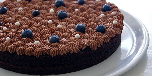 Den ser så flot ud, den skønne chokoladekage med blåbær og chokoladecreme.