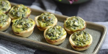 De små tærter med både spinat og feta smager forrygende godt.